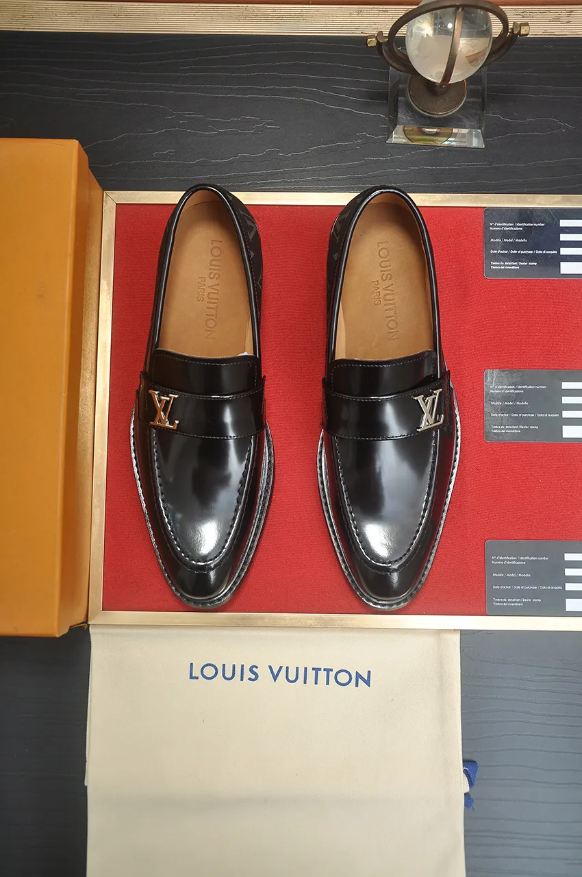 Men's men's shoes 💰460💶 [LV] (original single cowhide lining) 🍀LV's latest genuine leather business suit shoes are launched simultaneously on the official website. The first-layer cowhide imported from Italy is made of heavy gold, 💥1:1 rubber outsole from the official website. Versatile to wear, high-end without losing class, and the color combination is extraordinary. This four-season style is alluring when worn on your feet, showing off your big-name flair. Standard code 38-45 (45 customized)